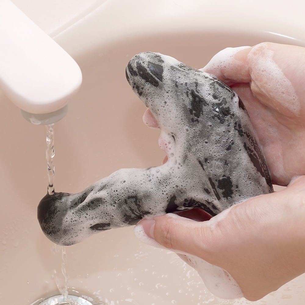 IPX7相当の完全防水仕様です。気兼ねなく流水で洗えるからメンテナンス性も高く、末永く使える安心感があります。