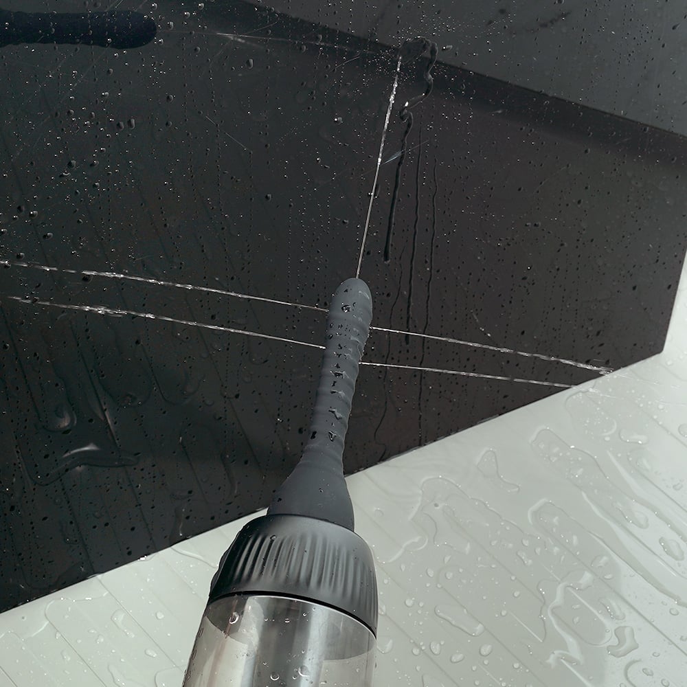 噴水は５方向。このままノズルを回転させると、内部をすみずみまで効率的に洗浄できます。挿入したままリモコンで操作できるのも便利です。